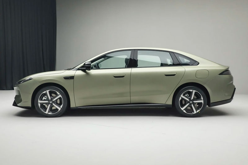 Xe sedan hạng D công suất 216 mã lực, giá hơn 250 triệu đồng