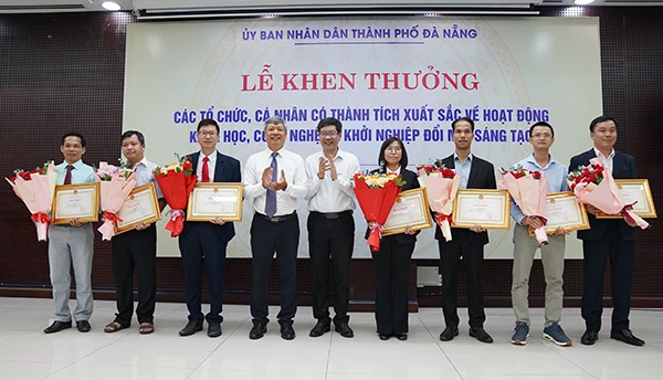 Trao Bằng khen của Chủ tịch UBND TP Đà Nẵng cho các tổ chức, cá nhân có thành tích xuất sắc về hoạt động khoa học, công nghệ và đổi mới sáng tạo.