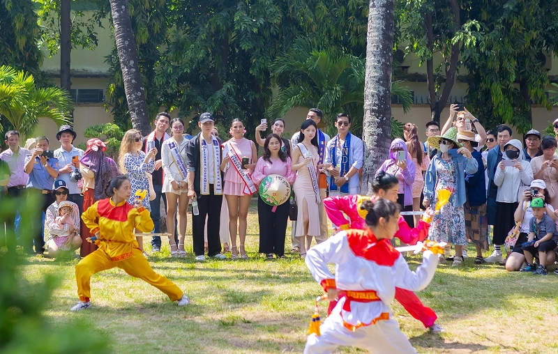 Du khách quốc tế xem biểu diễn võ thuật, tìm hiểu những n&eacute;t văn hóa truyền thống đặc sắc của Gia Lai.