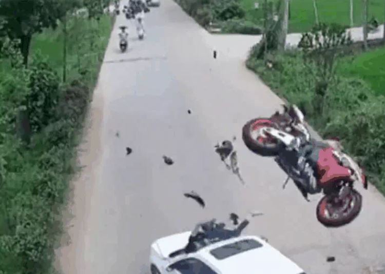 Phóng tốc độ kinh hoàng, biker phân khối lớn tông trực diện ô tô rồi văng lên nắp capo