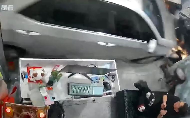 Đạp nhầm chân ga, ô tô lao xuyên vào tiệm tóc khiến khách ngồi bên trong hoảng loạn