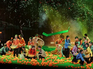 'Mãi nương tựa bên Người' và khoảng lặng đẹp trong đêm nhạc 'Tình đất'