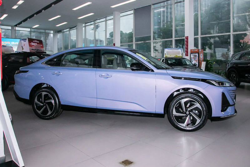 Xe sedan hạng C động cơ tăng áp, giá 340 triệu đồng