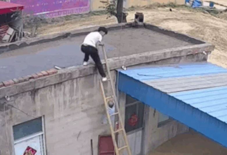 Cha nhanh tay cứu con trai 2 tuổi rơi khỏi thang trong tích tắc