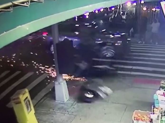 SUV lao như 'tên bắn', hất văng người đi xe máy vào cửa hàng trái cây rồi tăng ga bỏ trốn