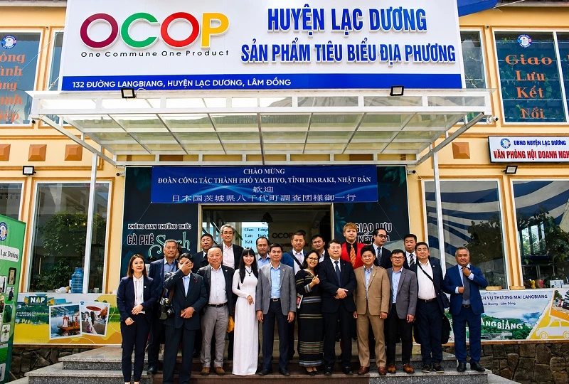 Lãnh đạo chính quyền và doanh nghiệp địa phương đón đoàn công tác Thành phố Yachiyo - Nhật Bản đến tham quan và ký kết hợp tác tại Trung tâm OCOP Lạc Dương.