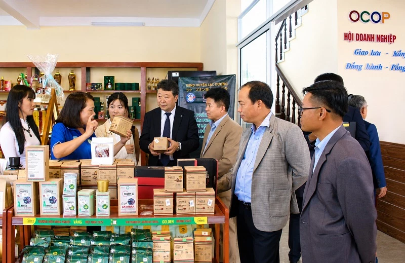 Lãnh đạo Thành phố Yachiyo rất quan tâm đến các sản phẩm OCOP của Lâm Đồng.