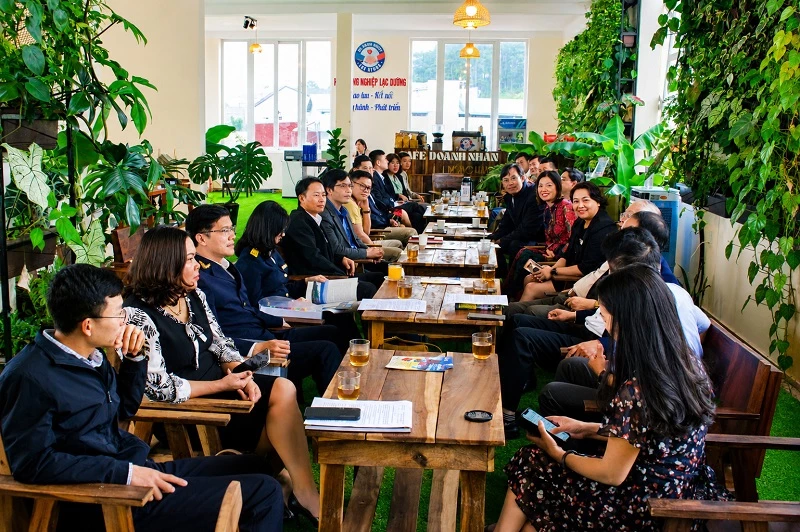 Một chương trình Cà phê doanh nhân tổ chức tại Trung tâm OCOP Lạc Dương có sự tham dự của lãnh đạo địa phương và Hiệp hội Doanh nghiệp tỉnh lâm Đồng cùng đông đảo doanh nghiệp, hợp tác xã.