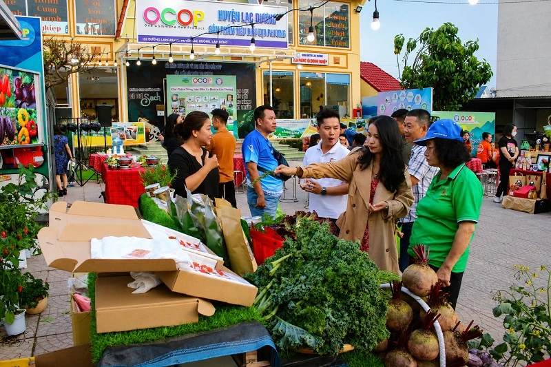 Phiên chợ nông sản hữu cơ sôi động được tổ chức tại Trung tâm OCOP Lạc Dương.