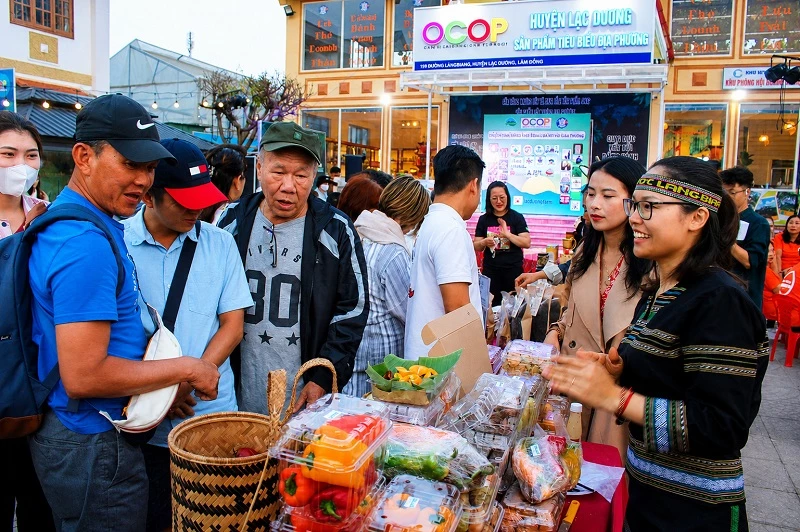 Các hoạt động kết nối tại Trung tâm OCOP Lạc Dương luôn thu hút đông đảo người dân, du khách tham quan, trải nghiệm, mua sắm, 