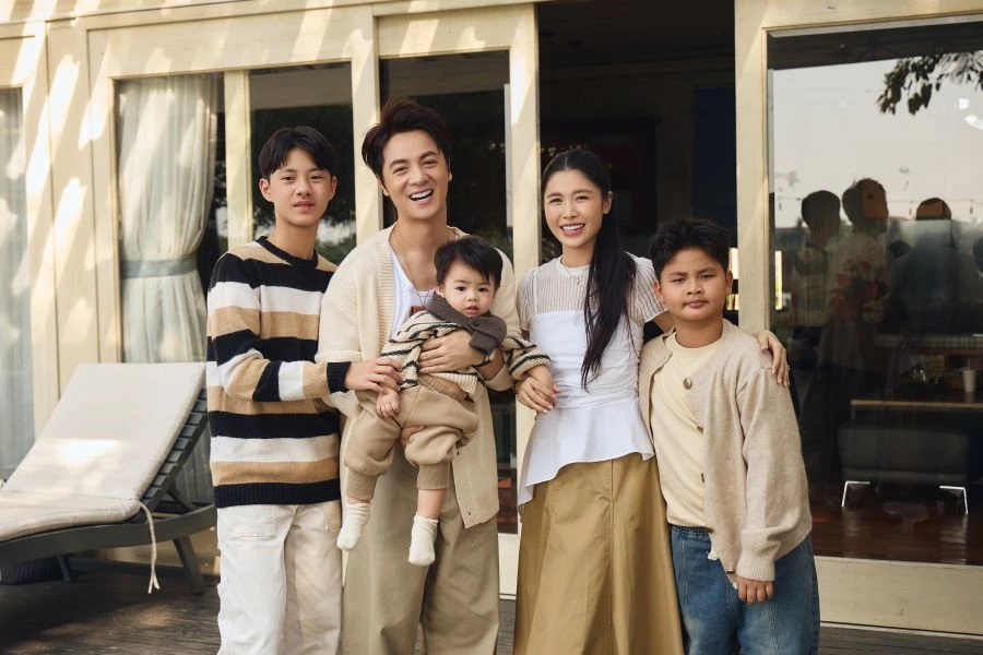 Gia đình ca sĩ Đăng Khôi trong MV