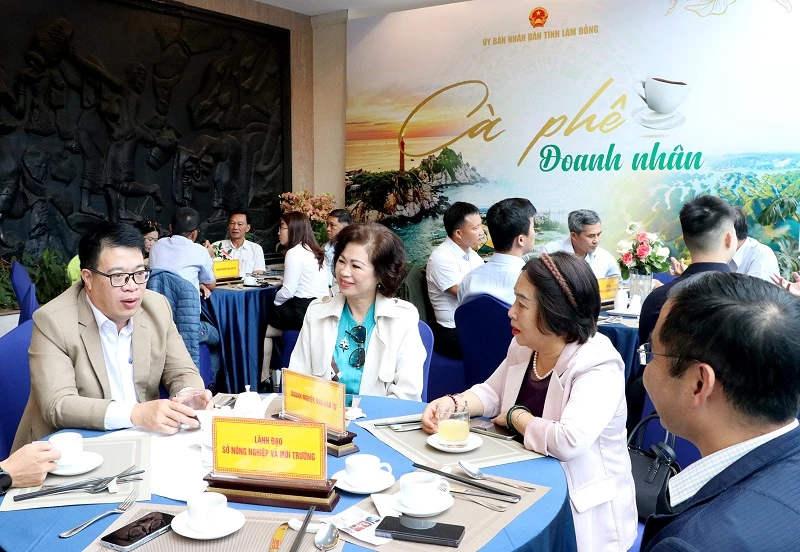 Các doanh nghiệp trao đổi trực tiếp công việc với lãnh đạo tỉnh Lâm Đồng.