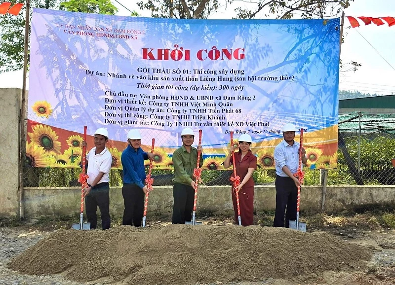 Ông Trương Văn Sáng - Chủ tịch UBND xã Đam Rông 2 (giữa), cùng các đại biểu thực hiện nghi thức khởi công công trình nhánh rẽ vào khu sản xuất thôn Liêng Hung.