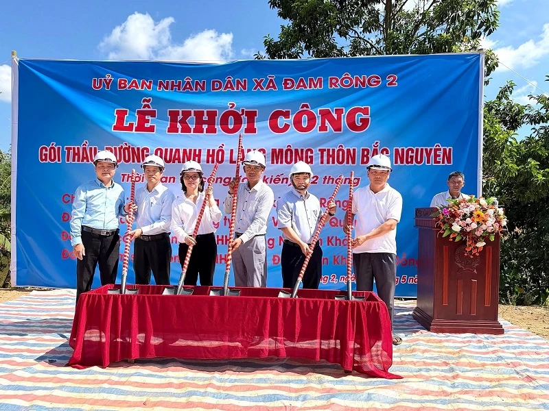 Ông Ndu Ha Biên - Tỉnh ủy viên, Bí thư Đảng ủy xã Đam Rông 2 (thứ 3 từ phải sang), cùng các đại biểu thực hiện nghi thức khởi công công trình đường quanh hồ làng Mông, thôn Bắc Nguyên. 