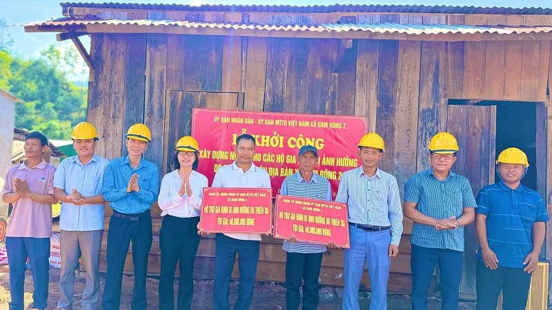 Lãnh đạo xã Đam Rông 2 trao hỗ trợ cho hai hộ gia đình có nhà bị sập hoàn toàn do thiên tai để xây dựng lại nhà mới.