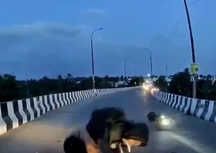 Nam thanh niên đi xe máy lao sang làn ngược chiều, đâm trực diện SUV văng lên không