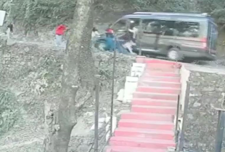 Xe du lịch bất ngờ trôi ngược xuống dốc, hành khách nhảy khỏi xe trong hoảng loạn