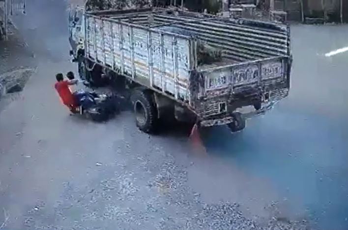 Trượt xe lao vào gầm xe tải, 2 thanh niên thoát chết trong gang tấc