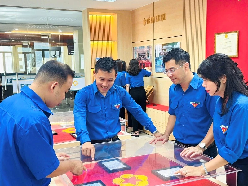 Tuổi trẻ BIDV Bình Định cùng ôn lại truyền thống 50 năm hình thành và phát triển của Chi nhánh qua những câu chuyện đầy tự hào, khơi dậy tinh thần gắn bó, trách nhiệm và niềm tin tiếp bước hành trình phát triển mới.