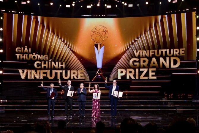 Chủ tịch Quốc hội Trần Thanh Mẫn trao Giải thưởng Chính VinFuture 2025 cho các nhà khoa học đã khám phá và phát triển vắc-xin HPV. 