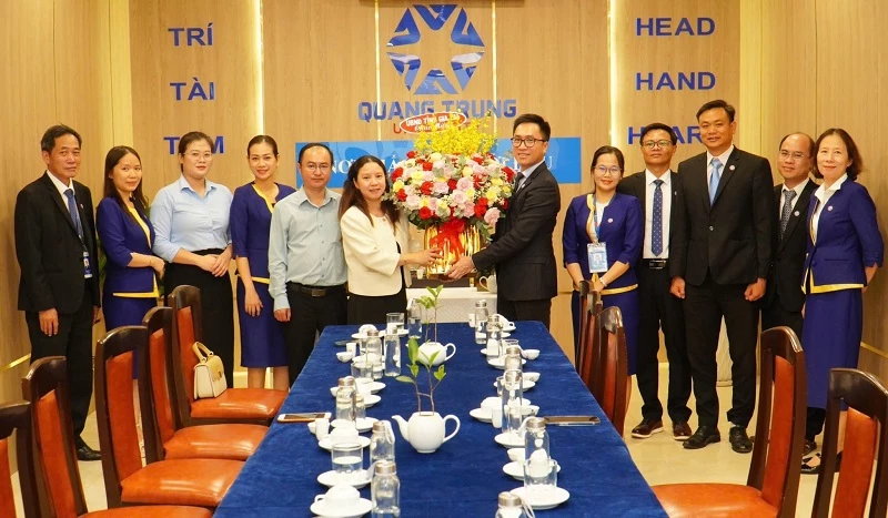 Bà Võ Cao Thị Mộng Hoài – Phó Giám đốc Sở KH&CN tỉnh Gia Lait hăm và chúc mừng Trường Đại học Quang Trung nhân Ngày Khoa học, Công nghệ và Đổi mới sáng tạo Việt Nam.