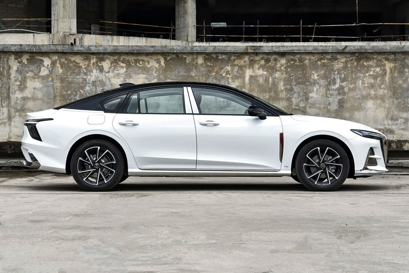 Xe sedan thiết kế thể thao, mạnh 252 mã lực, giá gần 700 triệu đồng