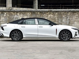 Xe sedan thiết kế thể thao, mạnh 252 mã lực, giá gần 700 triệu đồng