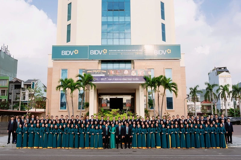 Tập thể BIDV Bình Định chụp ảnh lưu niệm tại trụ sở 72 Lê Duẩn, phường Quy Nhơn, tỉnh Gia Lai.