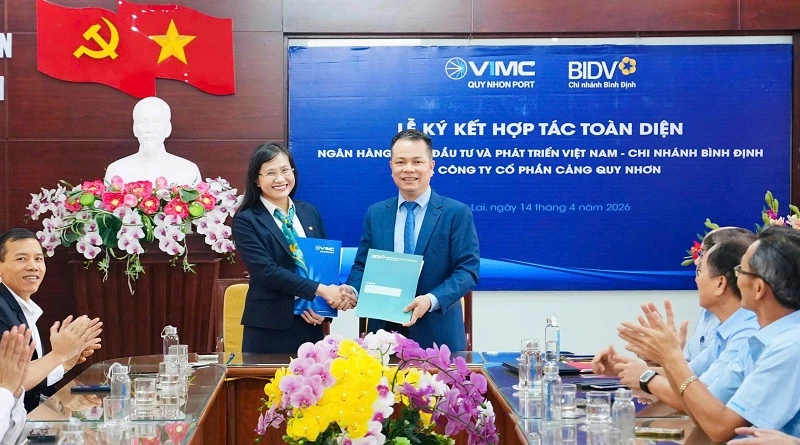 Bà Nguyễn Thị Ngọc Quỳnh – Giám đốc BIDV Bình Định, ký kết thỏa thuận hợp tác toàn diện với Công ty Cổ phần Cảng Quy Nhơn.