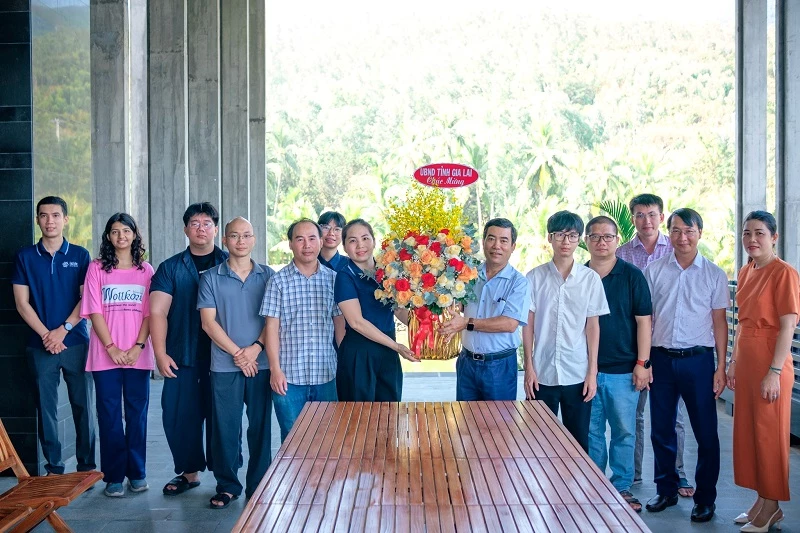 Ông Nguyễn Hữu Hà - Phó Giám đốc Sở KH&CN tỉnh Gia Lai, thăm và chúc mừng Trung tâm ICISE nhân Ngày Khoa học, Công nghệ và Đổi mới sáng tạo Việt Nam.