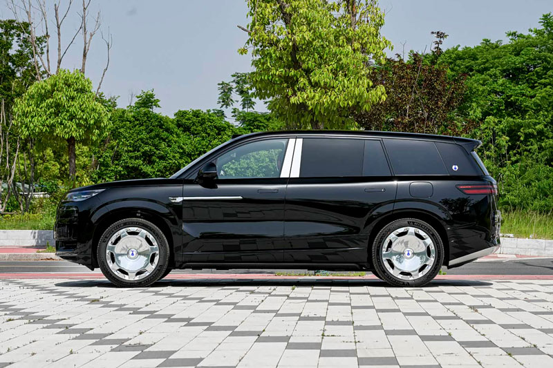 SUV dài hơn 5,2 mét, công suất 925 mã lực, giá gần 1,6 tỷ đồng