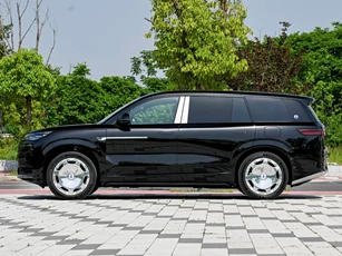 SUV dài hơn 5,2 mét, công suất 925 mã lực, giá gần 1,6 tỷ đồng