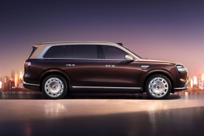 SUV hạng sang dài gần 5,3 mét, mạnh 903 mã lực, trang bị tối tân, giá gần 2 tỷ đồng