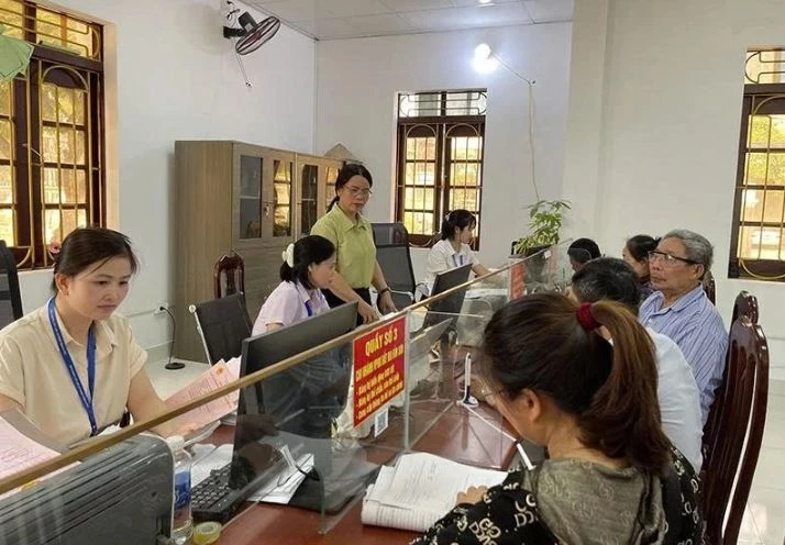 Người dân đến thực hiện TTHC được cán bộ Trung tâm Phục vụ hành chính công phường Bỉm Sơn phục vụ chu đáo, trách nhiệm. Ảnh: Báo Thanh Hóa.