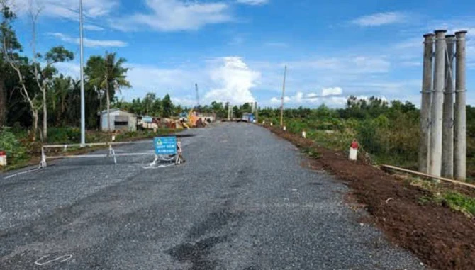 Ảnh 3: Một trong các đoạn đã đổ đá trên tuyến Hòn Đất - Kiên Lương.