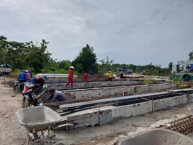 Ảnh 2: Công nhân đổ các trụ cầu trên tuyến Hòn Đất - Kiên Lương.