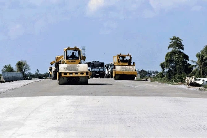 Ảnh 1: Công nhân thi công đoạn trên tuyến Hòn Đất - Kiên Lương.