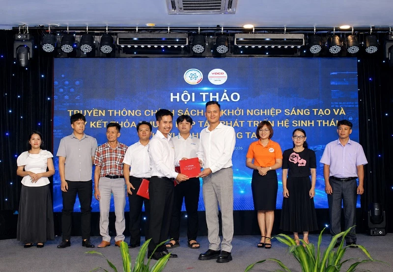 Đỗ Kim Tony – Nhà sáng lập và điều hành NEP Since 1995, nhận biên bản cam kết hỗ trợ từ Trung tâm Đổi mới sáng tạo Gia Lai (VDCD).