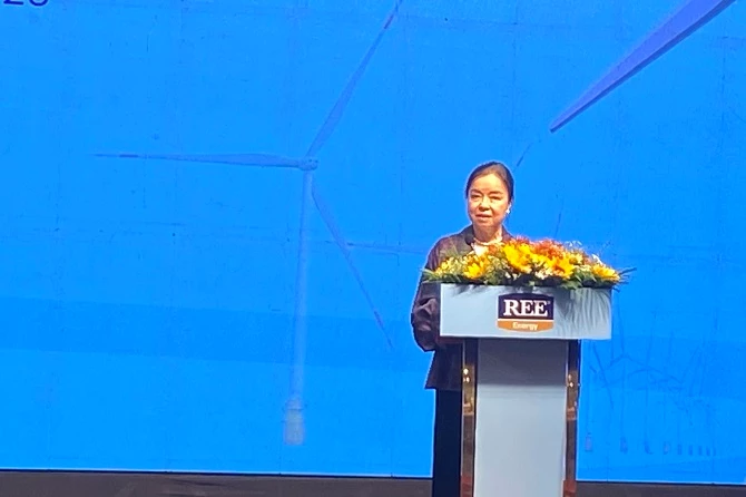 Ảnh 1 - Bà Nguyễn Thị Mai Thanh - Chủ tịch HĐQT Công ty cổ phần Cơ điện lạnh (REE), kiêm Chủ tịch Công ty TNHH Năng lượng REE phát biểu tại lễ khởi công.