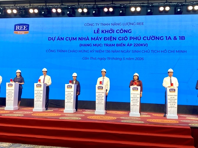 Ảnh 3- Đại biểu bấm nút khởi công dự án cụm nhà máy điện gió Phú Cường 1A và 1B.