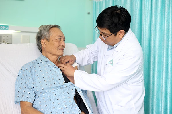 Bác sĩ Bệnh viện đa khoa Gia Đình thăm khám cho cụ ông V.V.Đ sau ca phẫu thuật.