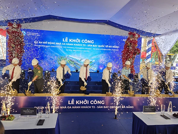 Thực hiện nghi thức khởi công dự án mở rộng nhầ ga quốc tế T2 sân bay Đà Nẵng.