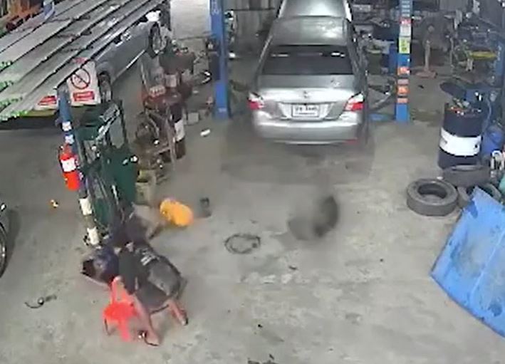 Lốp xe đầu kéo phát nổ như bom, chủ gara bị hất văng xuống nền nhà