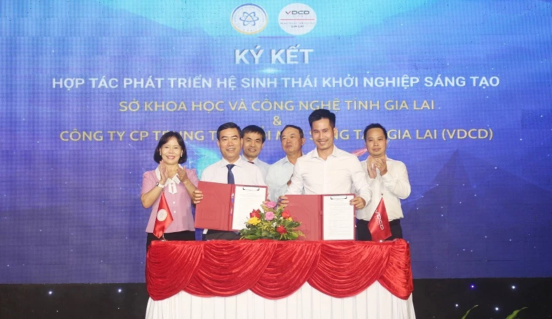 Ký kết các thỏa thuận hợp tác phát triển hệ sinh thái khởi nghiệp sáng tạo giữa Sở KH&CN tỉnh Gia Lai với Công ty Cổ phần Trung tâm Đổi mới sáng tạo Gia Lai (VDCD).