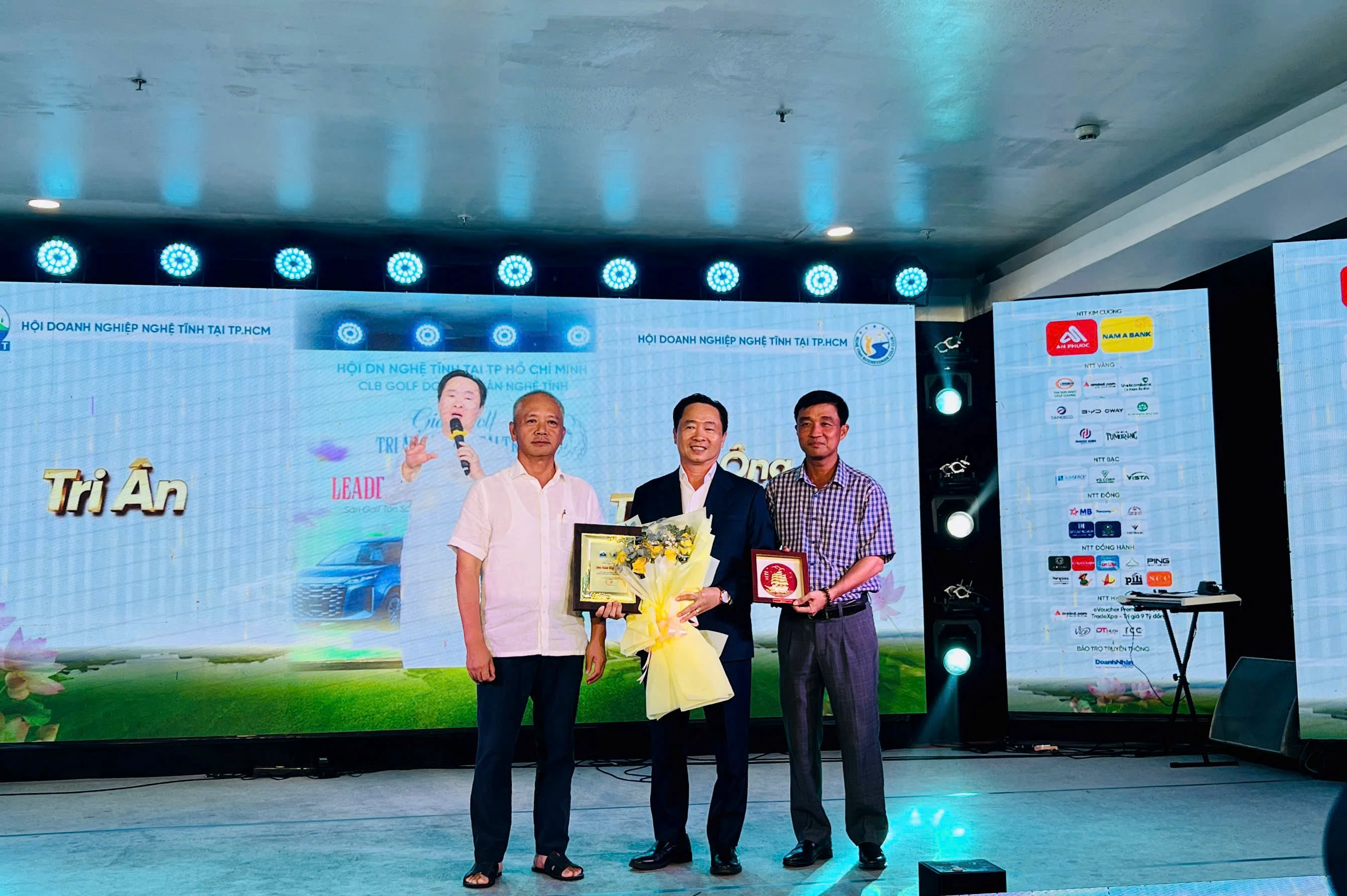 Trao kỷ niệm chương trí ân cho Ông Trần Văn Chín - Chủ tịch Câu lạc bộ Golf Doanh nhân Nghệ Tĩnh nhiệm kỳ 2017-2026.