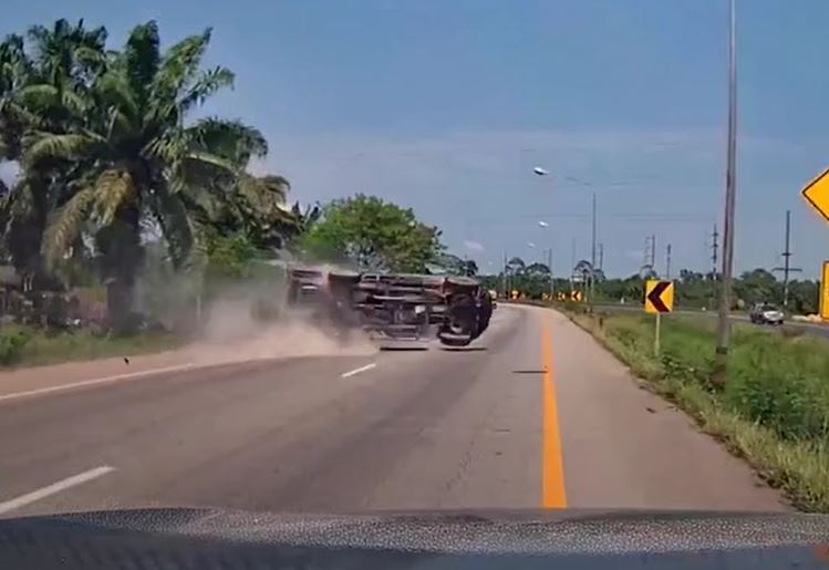 Xe bán tải nổ lốp, lộn nhiều vòng giữa đường khiến người xem thót tim