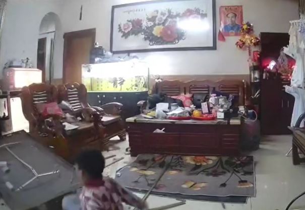 Đang ngồi xem tivi, cậu bé hoảng loạn bỏ chạy vì đèn trần rơi sượt qua đầu