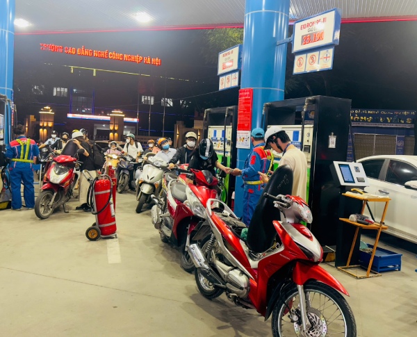 Xăng RON 95 vượt mốc 25.000 đồng/lít