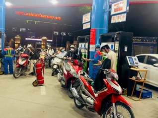 Xăng RON 95 vượt mốc 25.000 đồng/lít