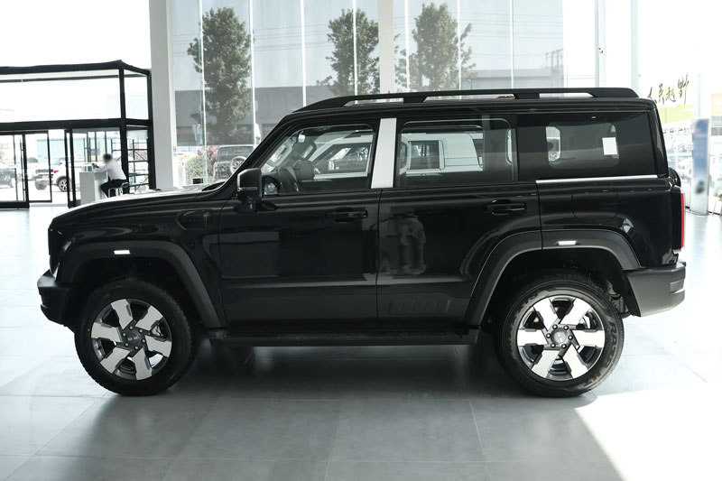 SUV dài hơn 4,7 mét, thiết kế hầm hố, mạnh 532 mã lực, giá gần 700 triệu đồng
